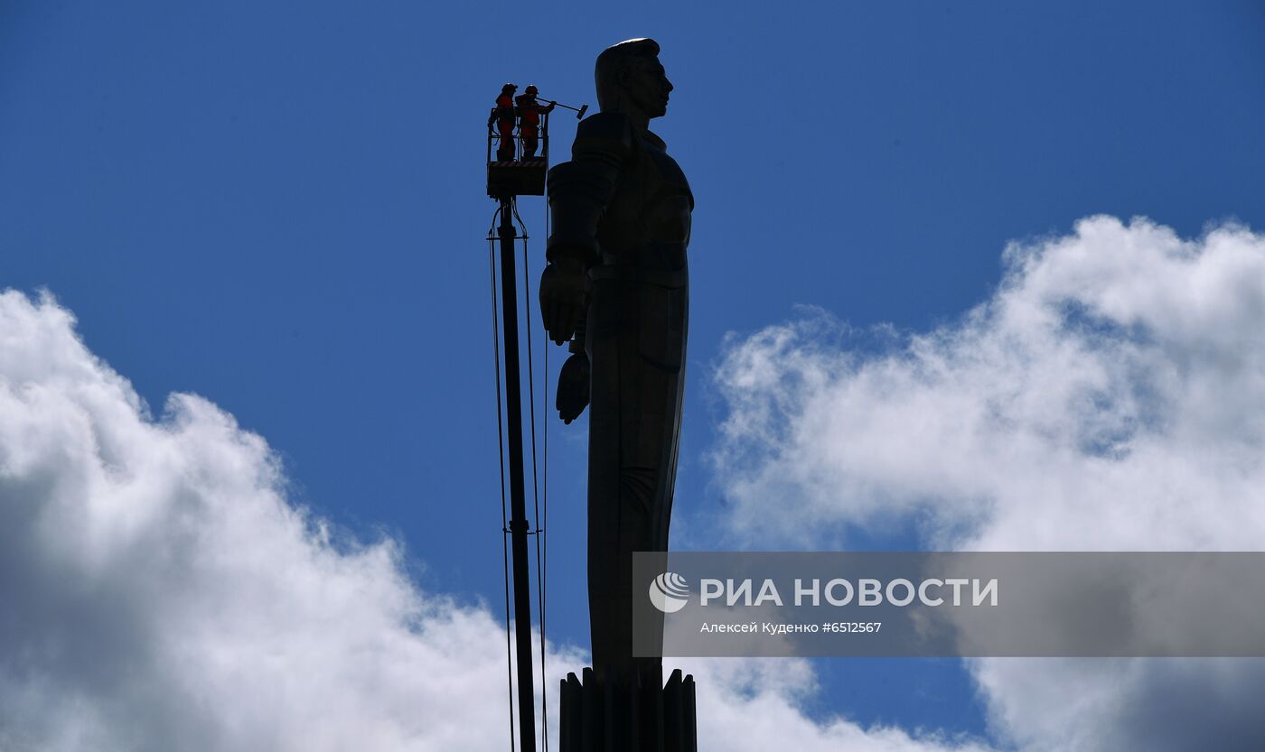 Помывка памятников Ю. Гагарину в Москве