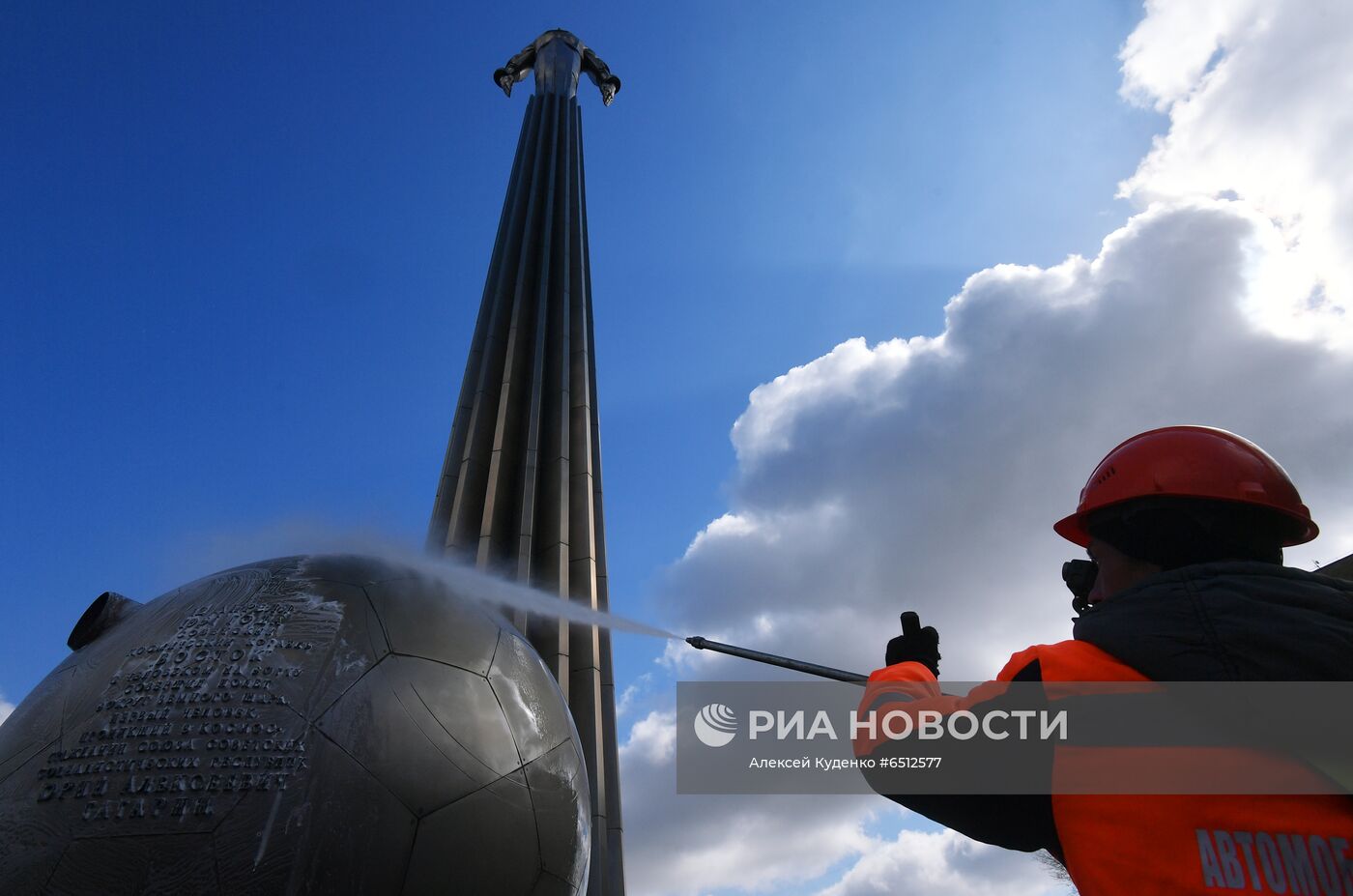 Помывка памятников Ю. Гагарину в Москве