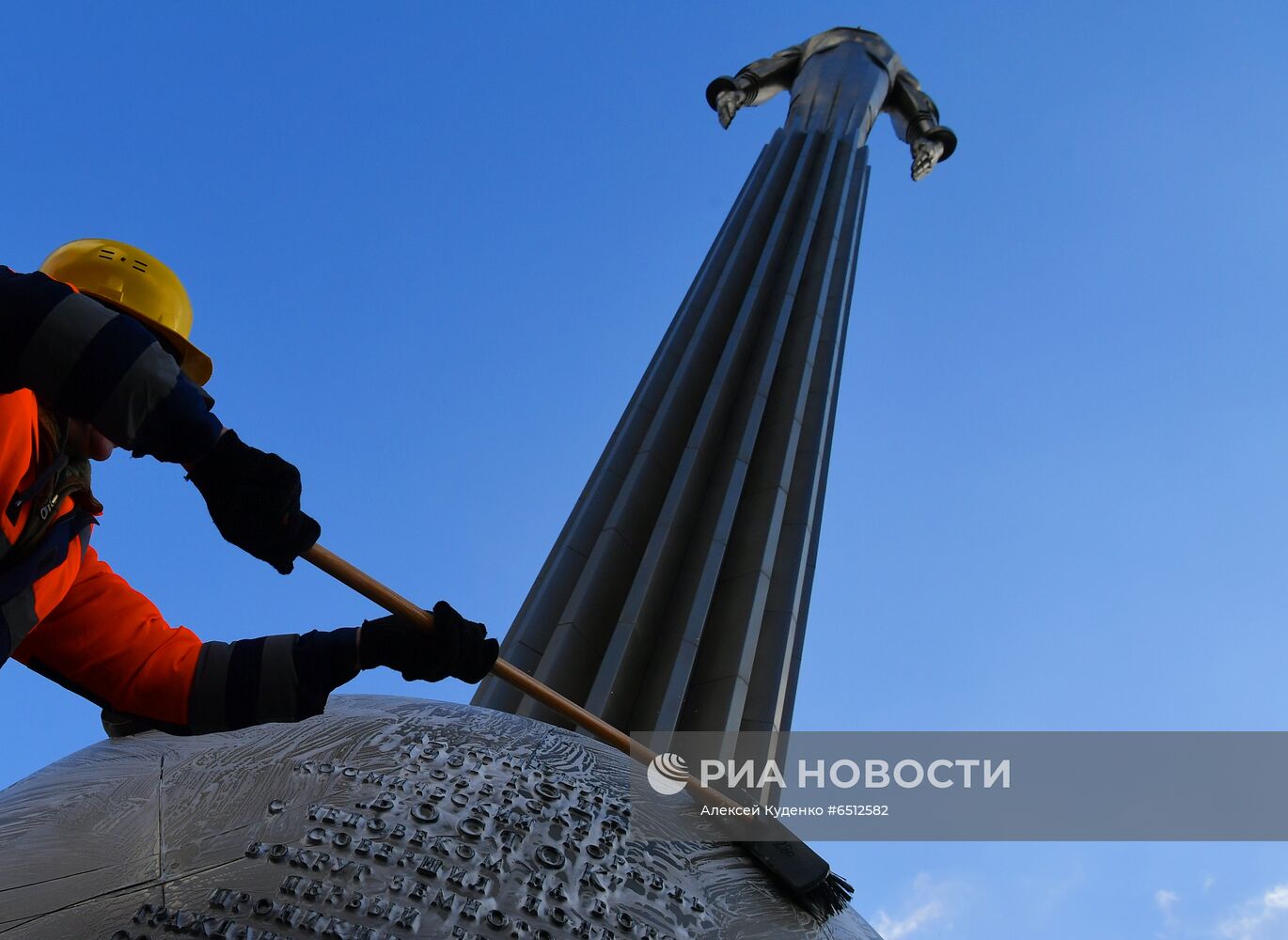 Помывка памятников Ю. Гагарину в Москве