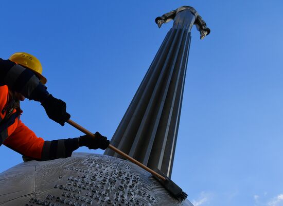 Помывка памятников Ю. Гагарину в Москве