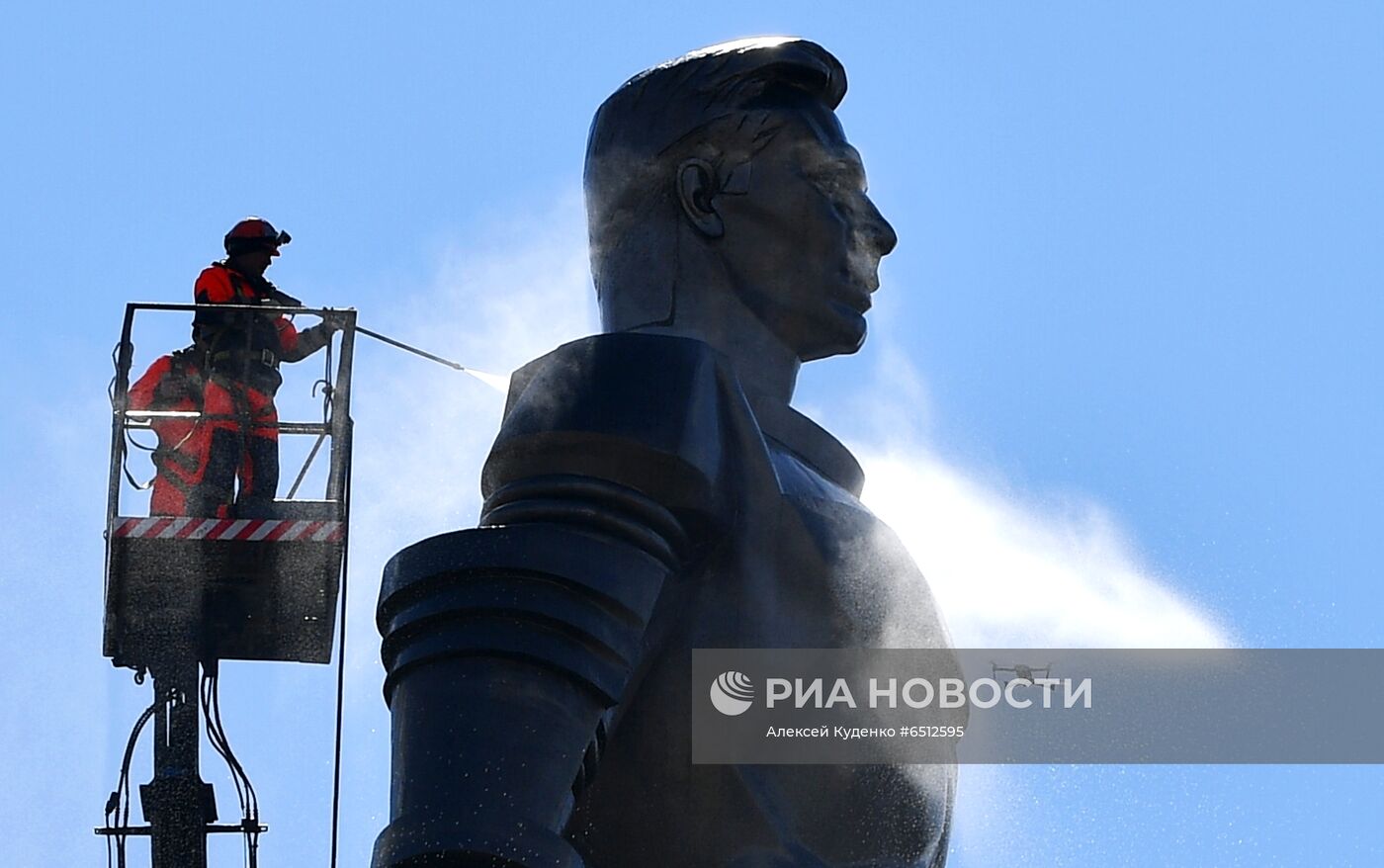 Помывка памятников Ю. Гагарину в Москве