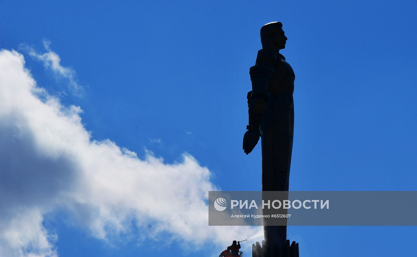 Помывка памятников Ю. Гагарину в Москве