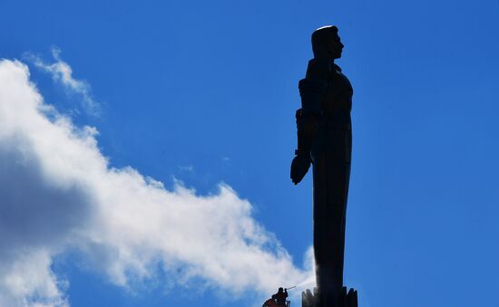 Помывка памятников Ю. Гагарину в Москве