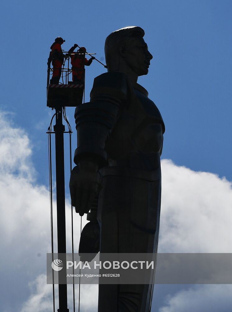 Помывка памятников Ю. Гагарину в Москве