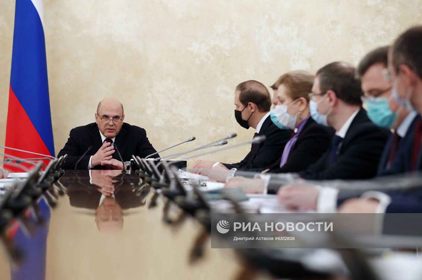 Премьер-министр РФ М. Мишустин провел совещание по вопросам производства и обращения вакцин от COVID-19