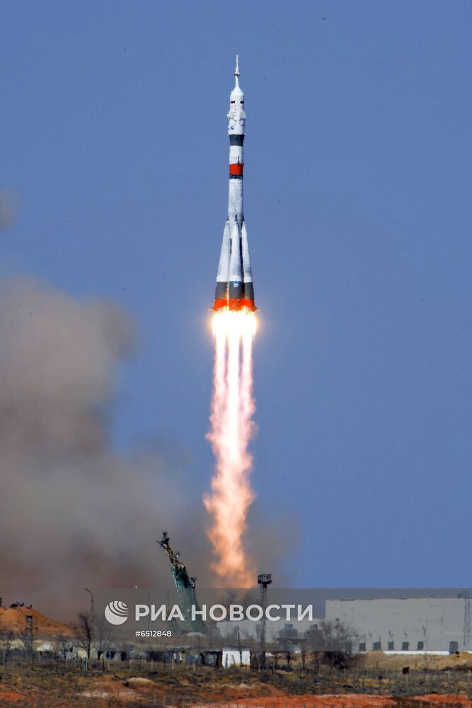 Старт пилотируемого корабля "Союз МС-18" с космодрома Байконур
