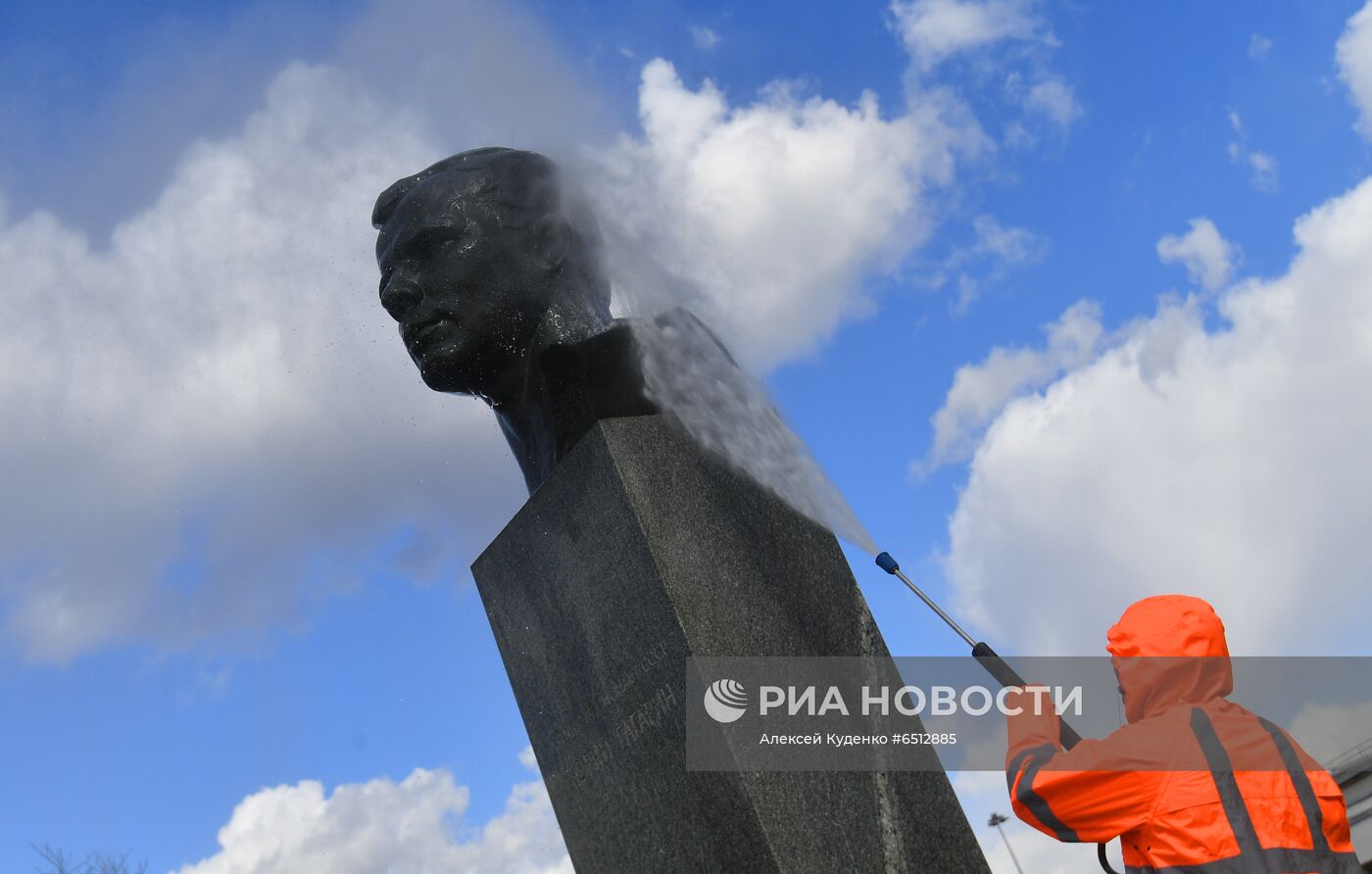 Помывка памятников Ю. Гагарину в Москве