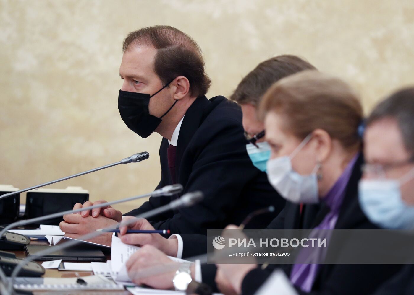 Премьер-министр РФ М. Мишустин провел совещание по вопросам производства и обращения вакцин от COVID-19