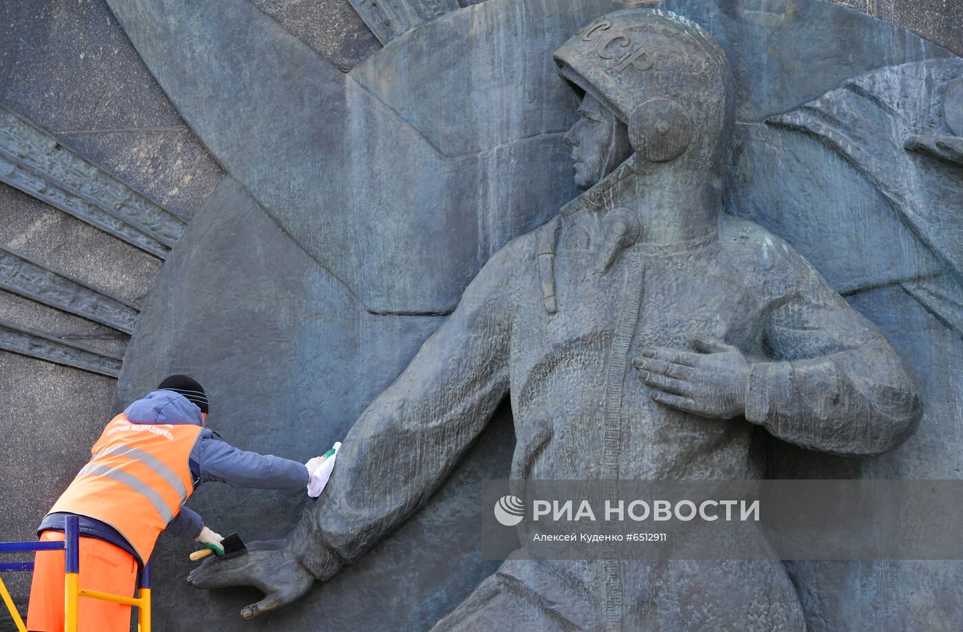 Помывка памятников Ю. Гагарину в Москве