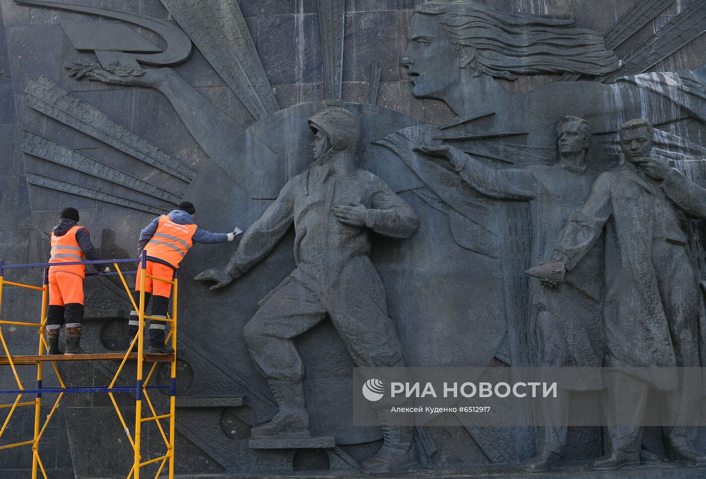 Помывка памятников Ю. Гагарину в Москве