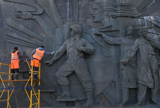 Помывка памятников Ю. Гагарину в Москве