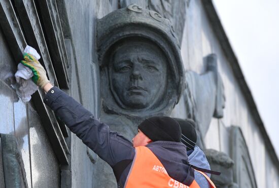 Помывка памятников Ю. Гагарину в Москве