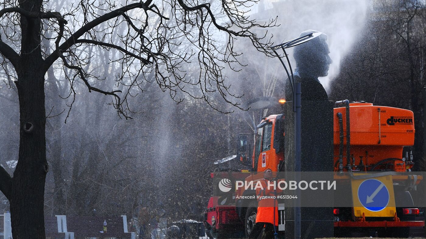 Промывка скульптурных композиций на Аллее космонавтов