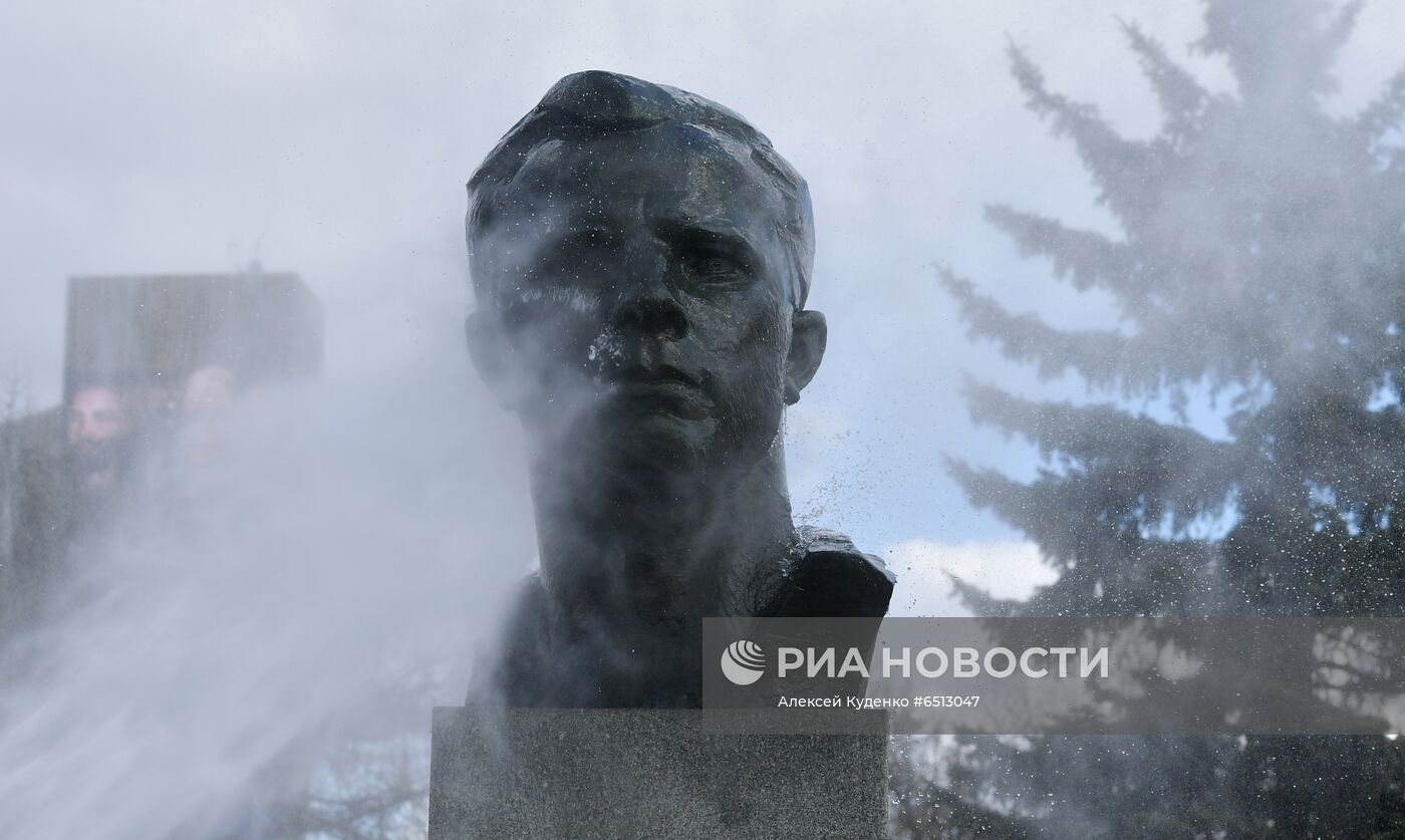 Помывка памятников Ю. Гагарину в Москве