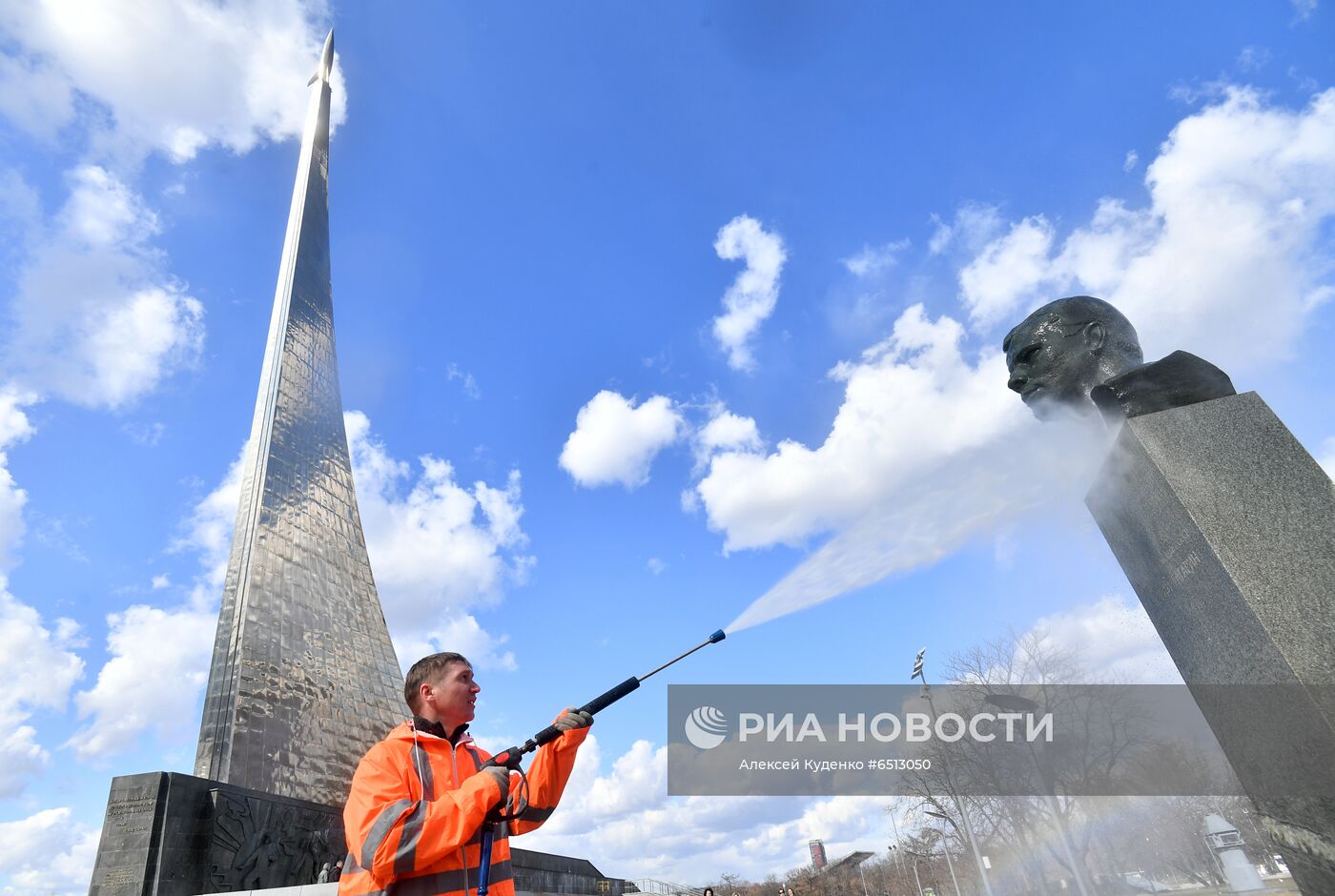 Помывка памятников Ю. Гагарину в Москве