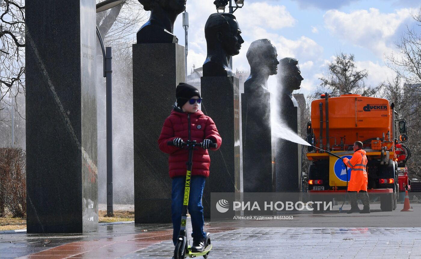 Помывка памятников Ю. Гагарину в Москве