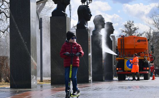 Помывка памятников Ю. Гагарину в Москве