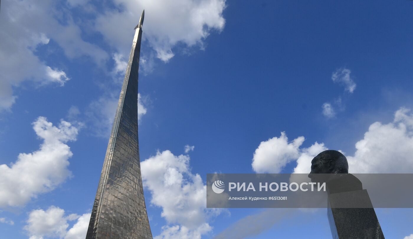 Помывка памятников Ю. Гагарину в Москве