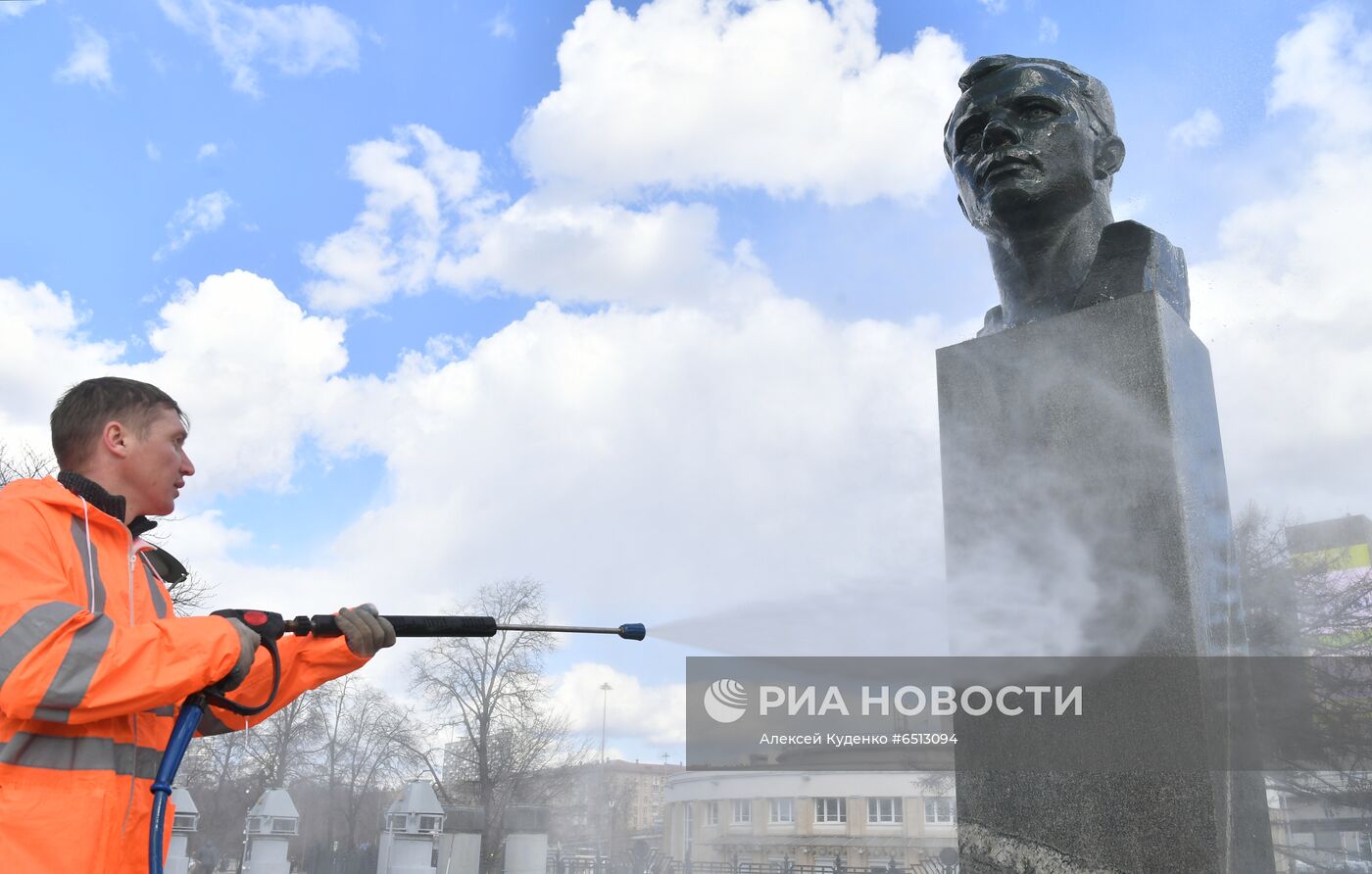 Помывка памятников Ю. Гагарину в Москве