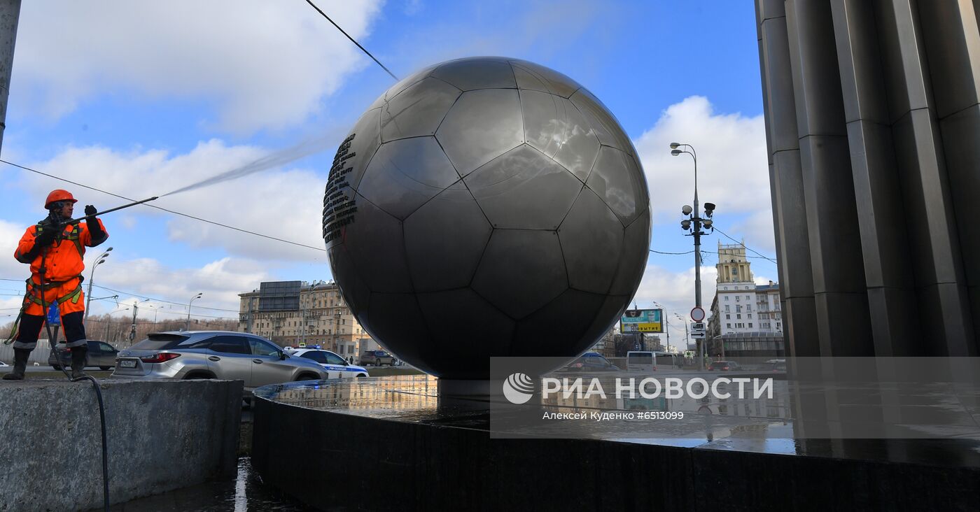 Помывка памятников Ю. Гагарину в Москве