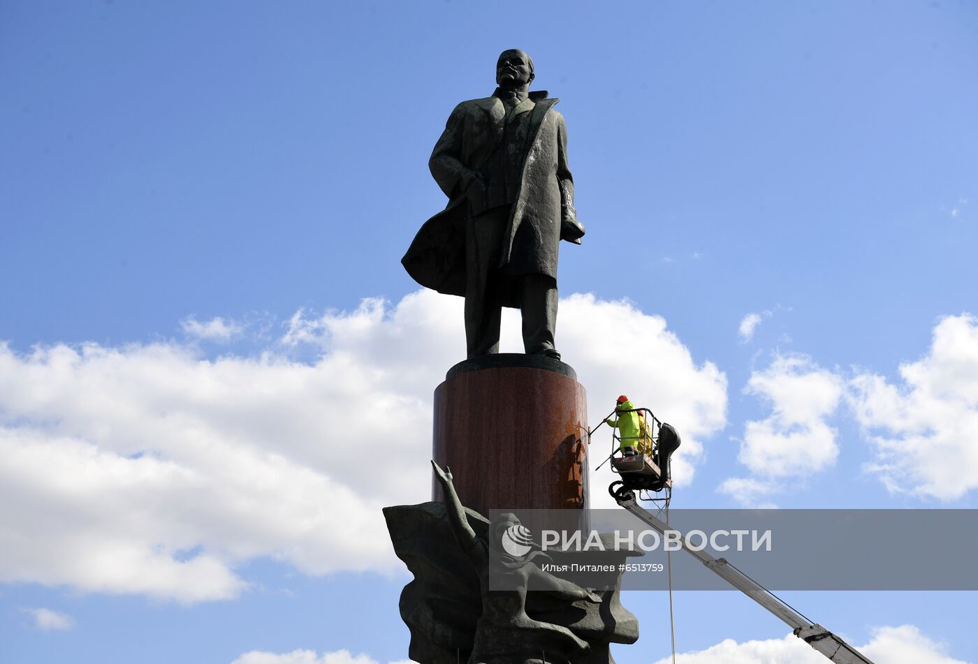 Помывка памятников в Москве