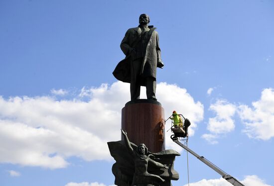 Помывка памятников в Москве