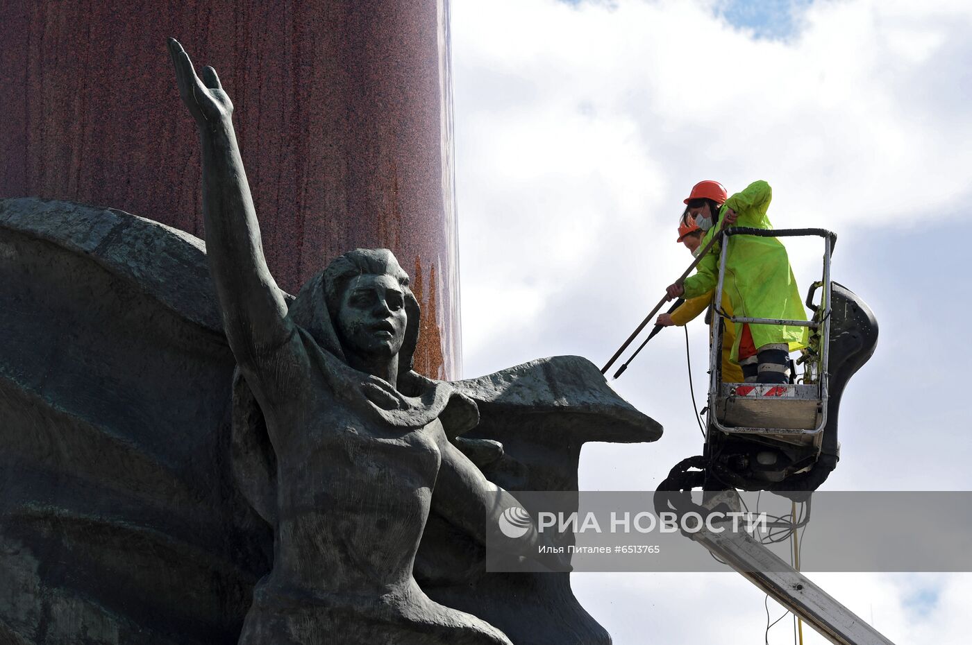 Помывка памятников в Москве