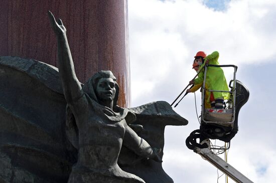 Помывка памятников в Москве