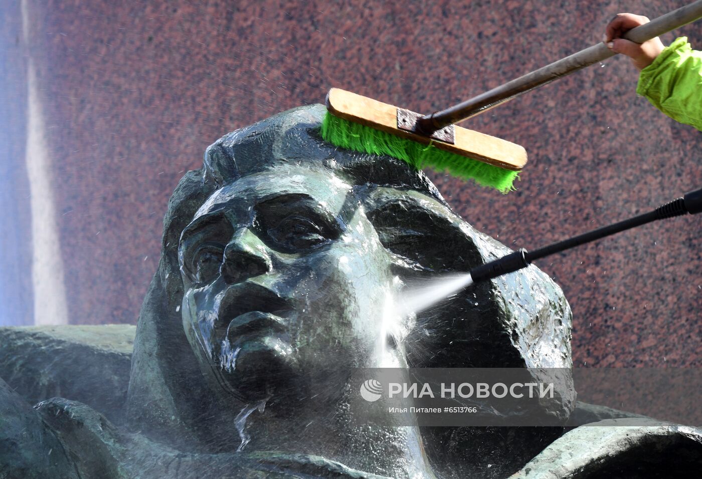 Помывка памятников в Москве