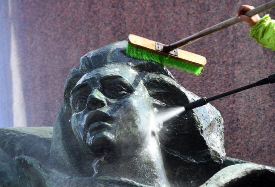 Помывка памятников в Москве