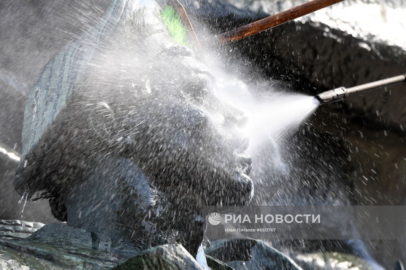 Помывка памятников в Москве