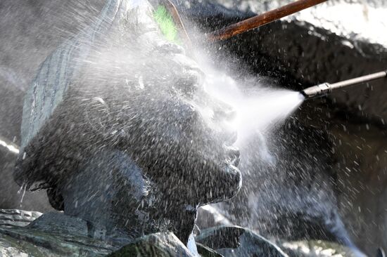 Помывка памятников в Москве