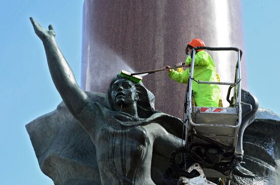 Помывка памятников в Москве