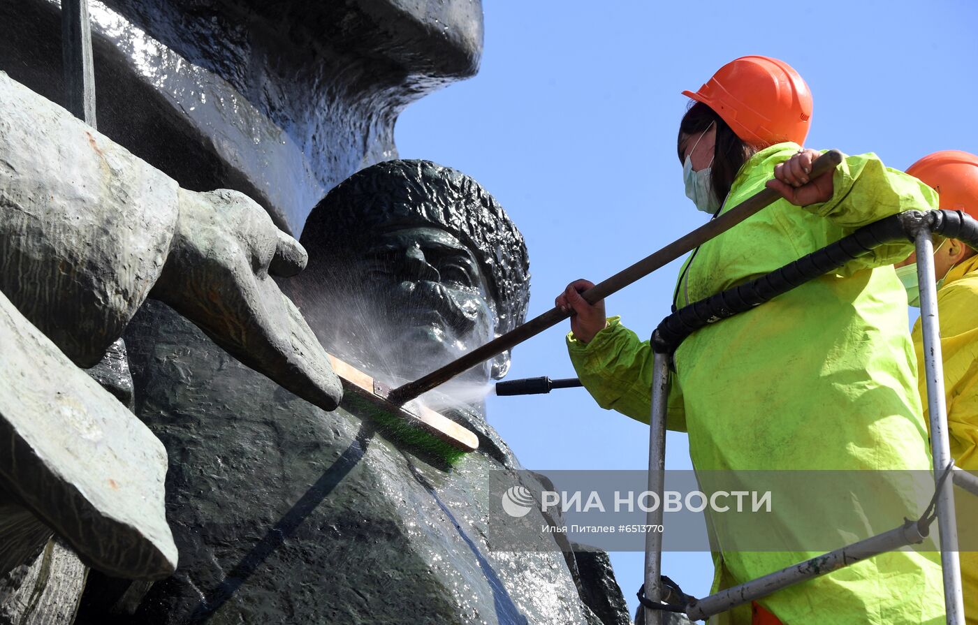 Помывка памятников в Москве