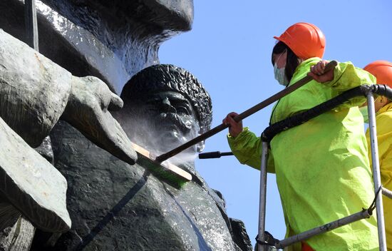 Помывка памятников в Москве
