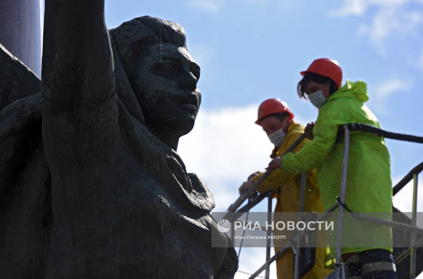 Помывка памятников в Москве