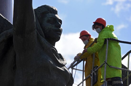 Помывка памятников в Москве