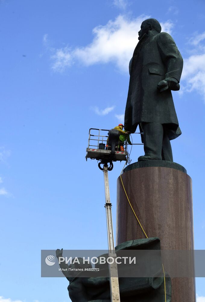 Помывка памятников в Москве