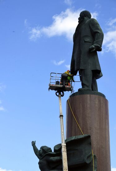 Помывка памятников в Москве
