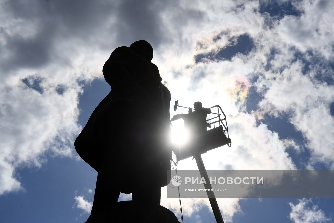 Помывка памятников в Москве