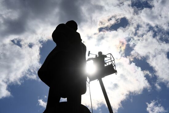 Помывка памятников в Москве