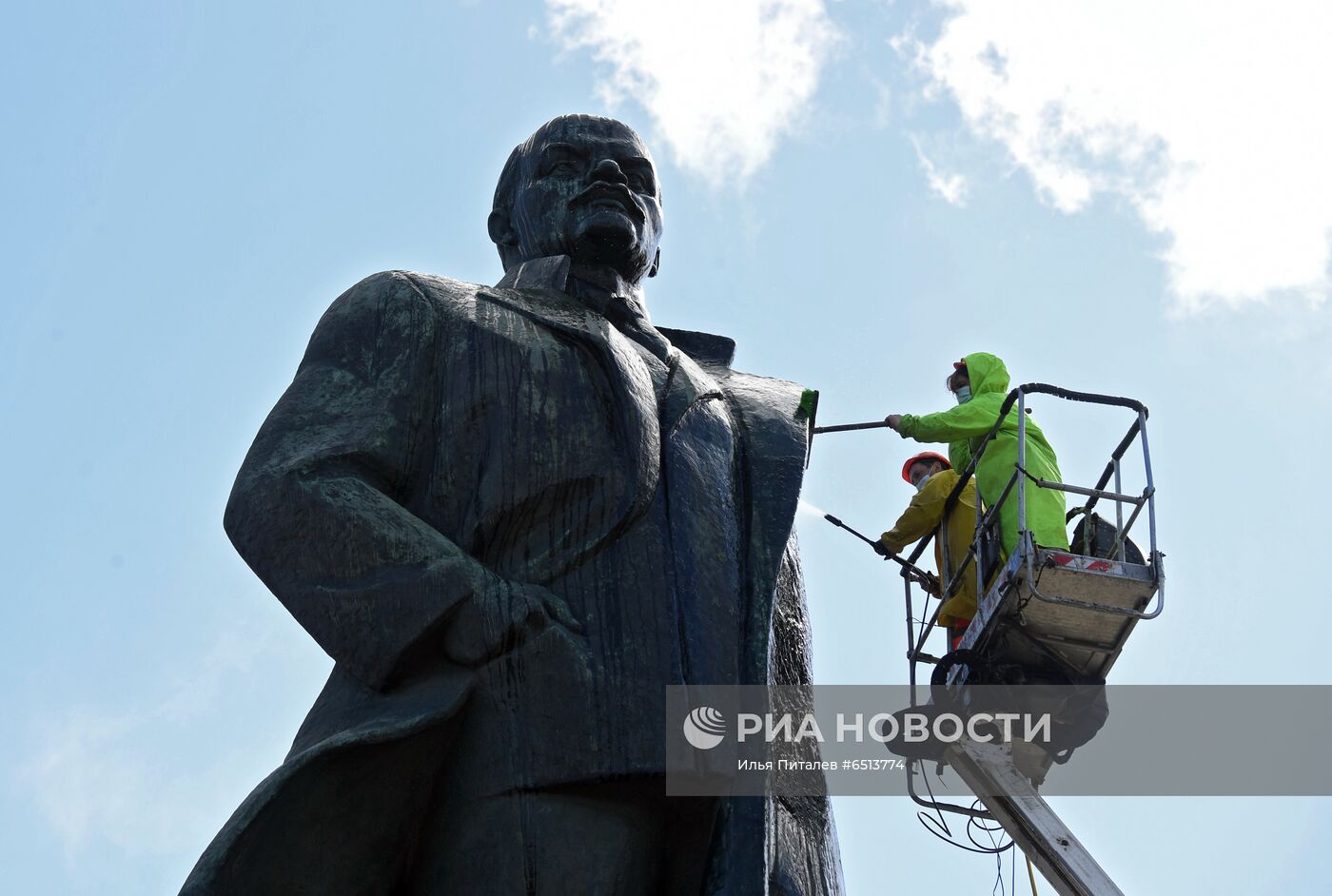 Помывка памятников в Москве