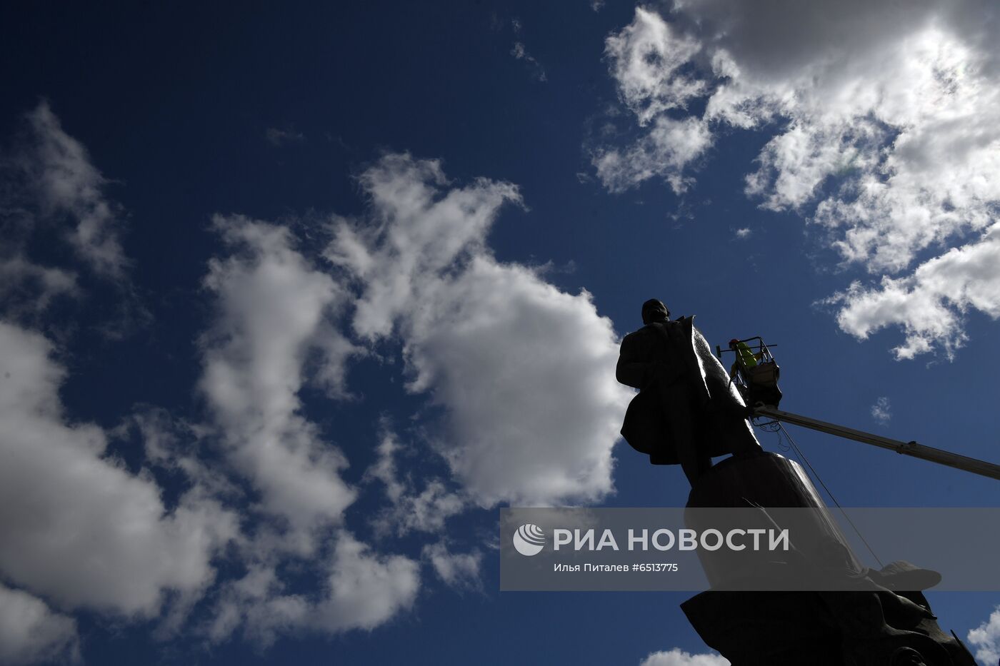 Помывка памятников в Москве