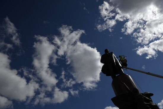 Помывка памятников в Москве