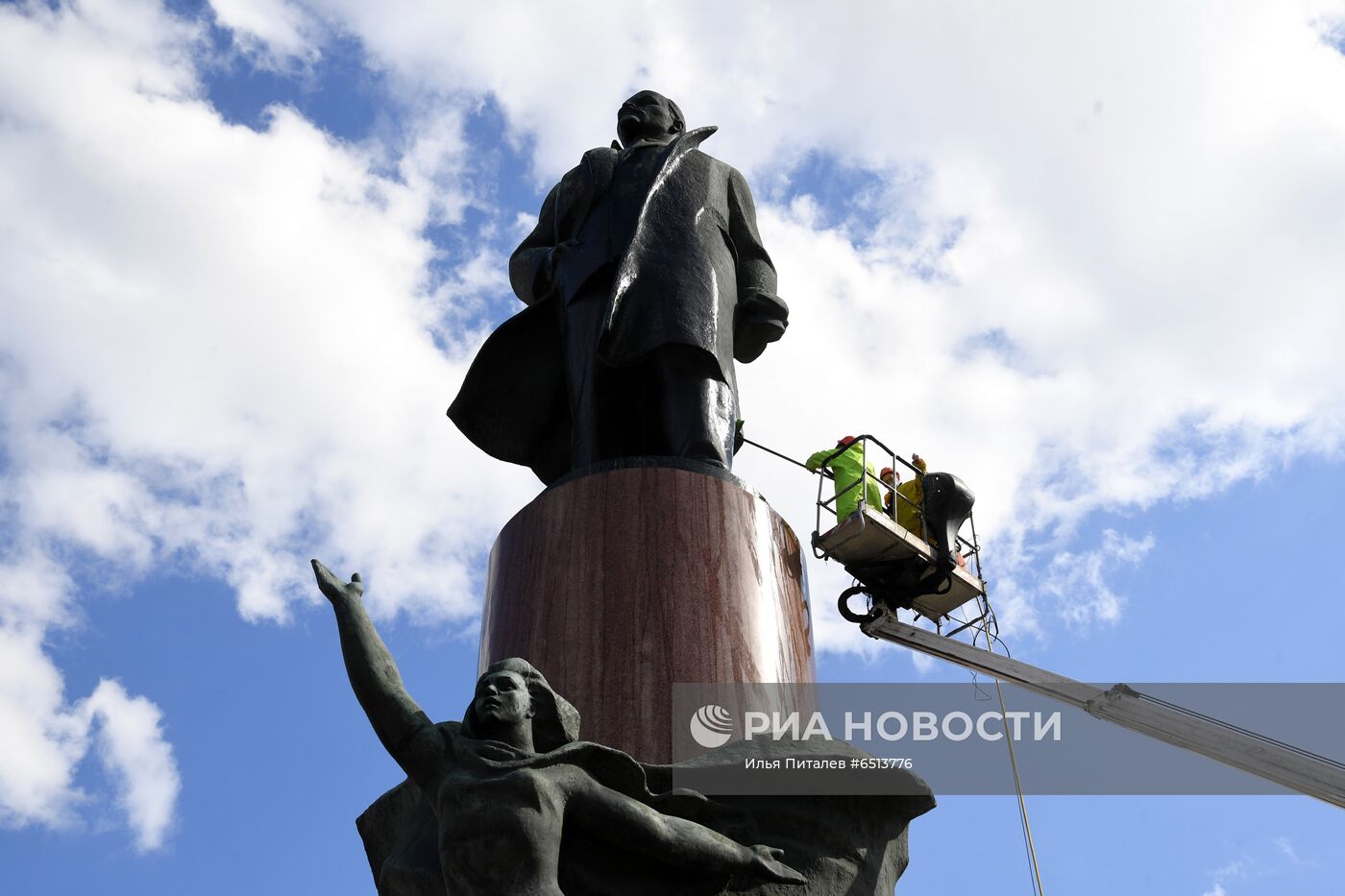 Помывка памятников в Москве