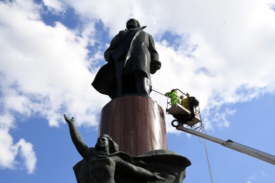 Помывка памятников в Москве