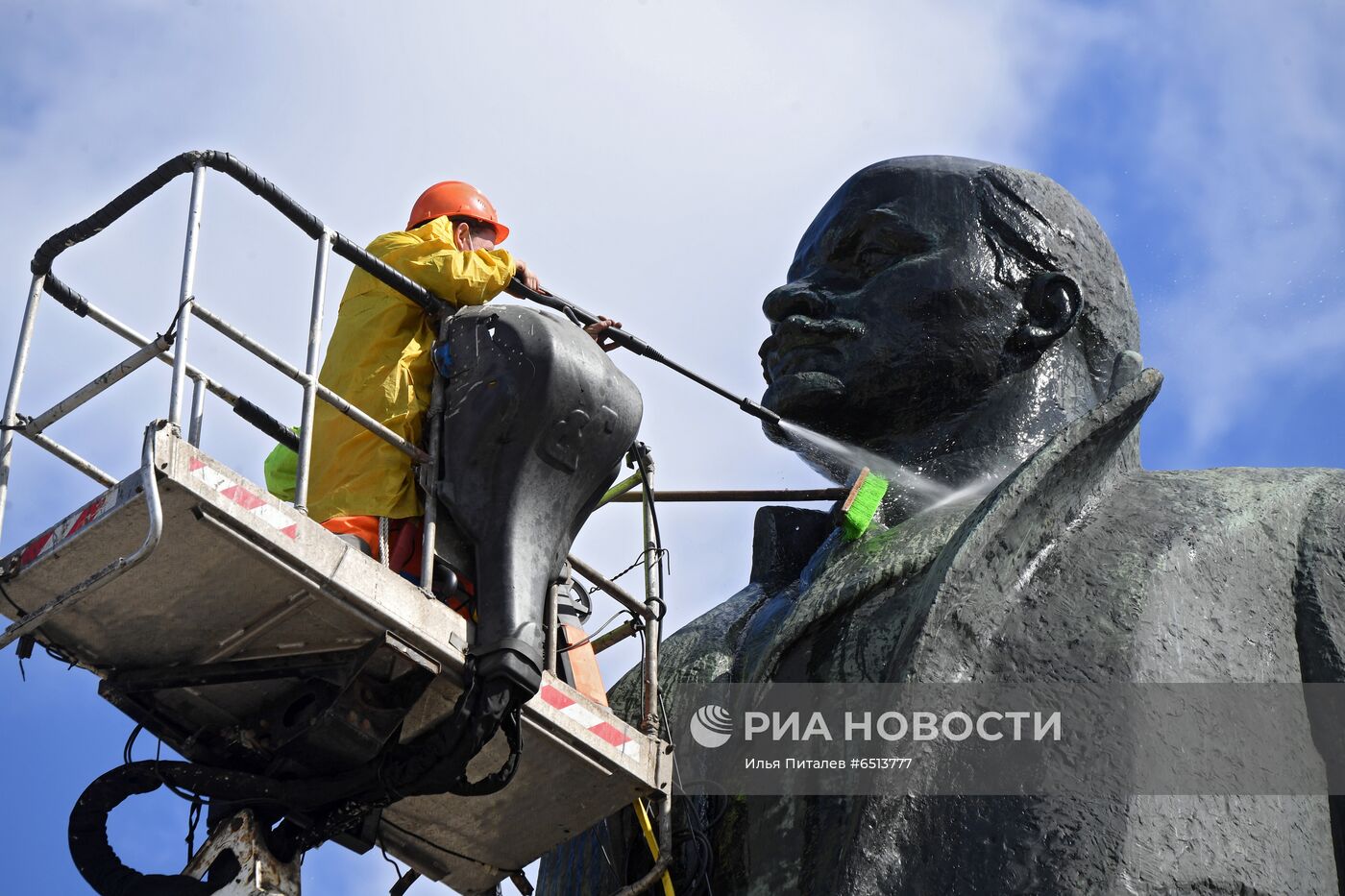 Помывка памятников в Москве