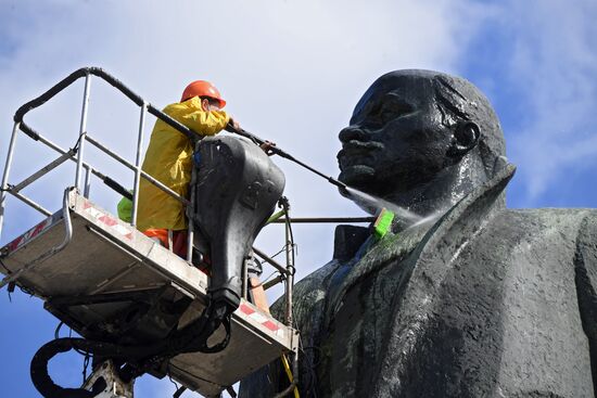 Помывка памятников в Москве