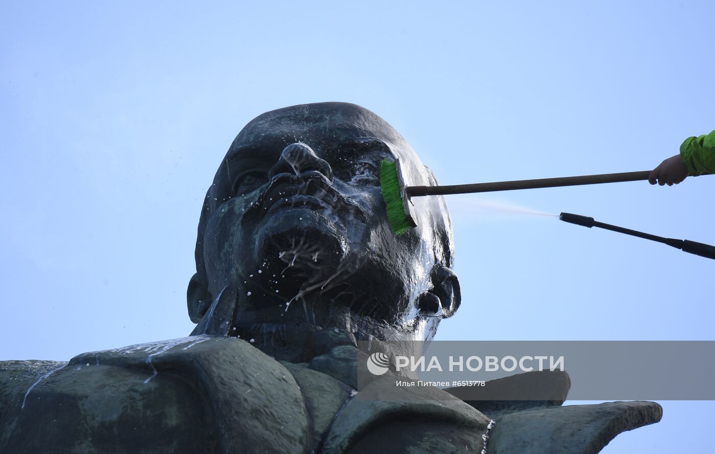 Помывка памятников в Москве