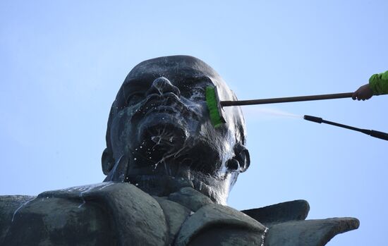 Помывка памятников в Москве